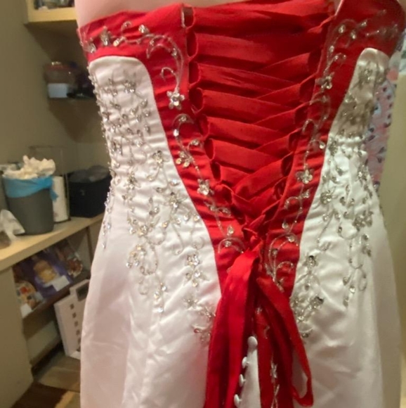 Wedding dress size 12-13 - Picture 3 of 10